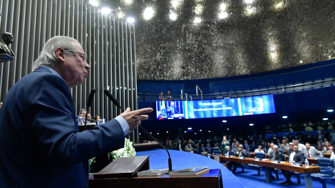 O ex-ministro da Casa Civil e ex-deputado federal José Dirceu (PT) discursa no plenário do Senado durante sessão especial em celebração à Democracia Brasileira, nesta terça-feira