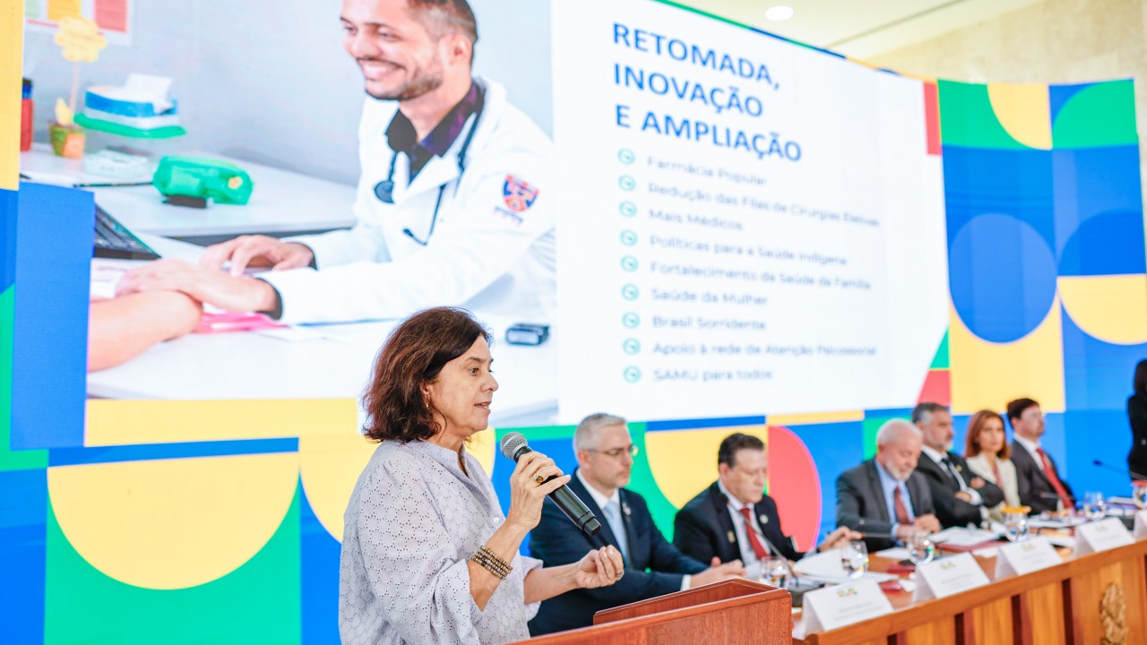 A ministra da Saúde, Nísia Trindade, fala durante apresentação no Palácio do Planalto sobre a pasta, com a participação do presidente Luiz Inácio Lula da Silva, na segunda-feira