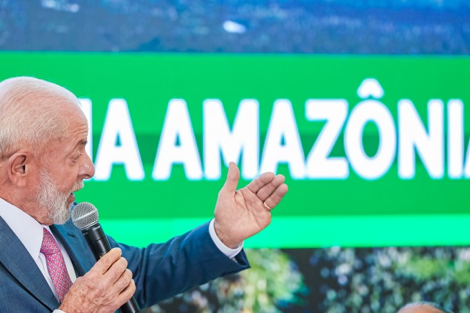 O presidente Luiz Inácio Lula da Silva discursa durante a cerimônia de lançamento do Programa União com os Municípios pela Redução do Desmatamento e Incêndios Florestais na Amazônia, no Palácio do Planalto