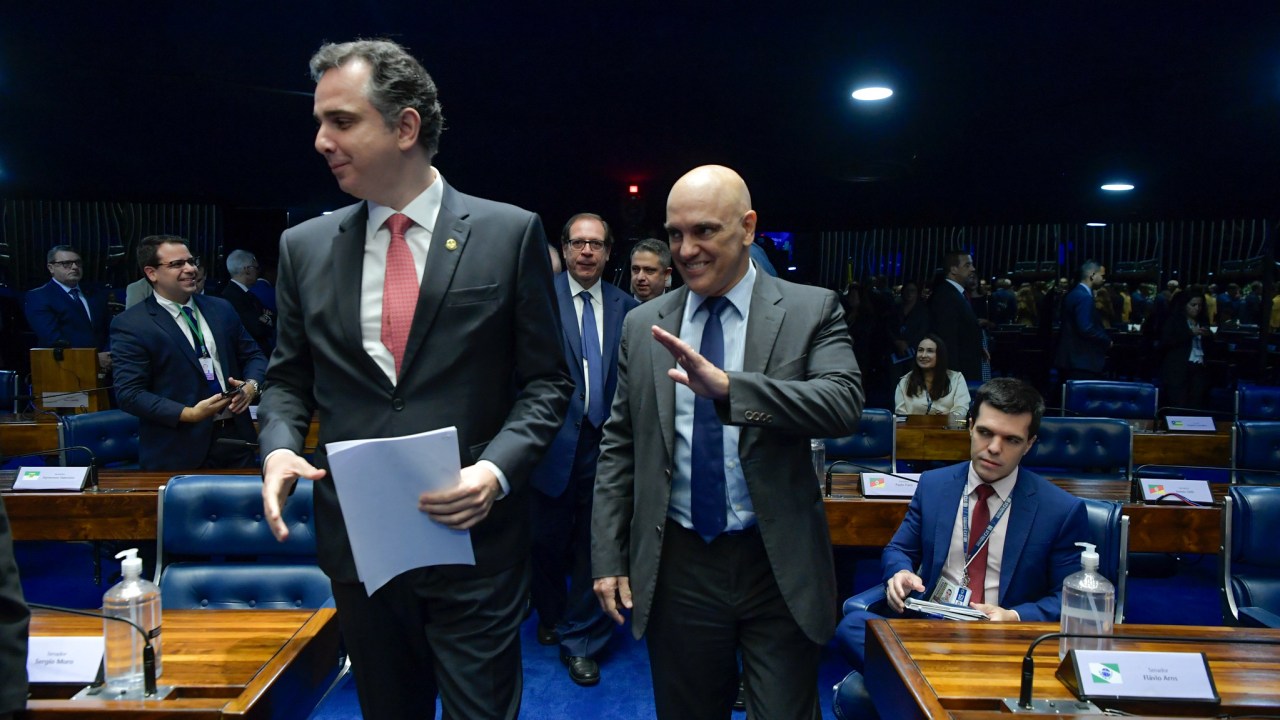Rodrigo Pacheco e Alexandre de Moraes entram no plenário do Senado