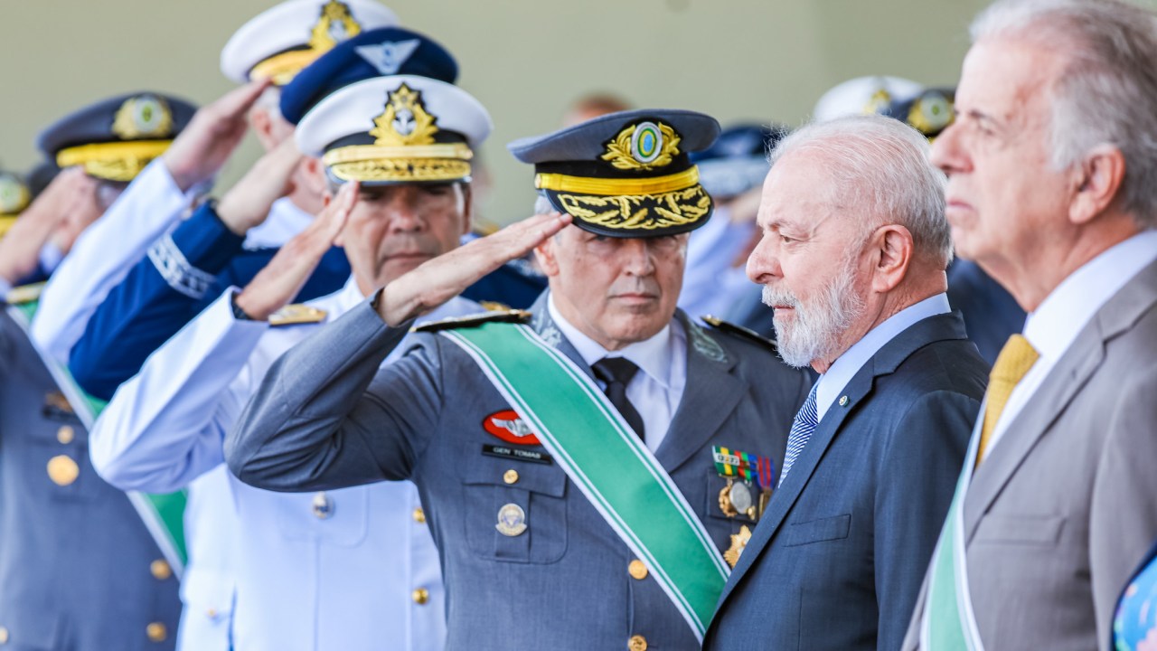 O presidente Luiz Inácio Lula da Silva, e o ministro da Defesa, José Múcio Monteiro, participam da cerimônia do Dia do Exército, no Quartel-General do Exército, em Brasília, ao lado dos comandantes das Forças Armadas