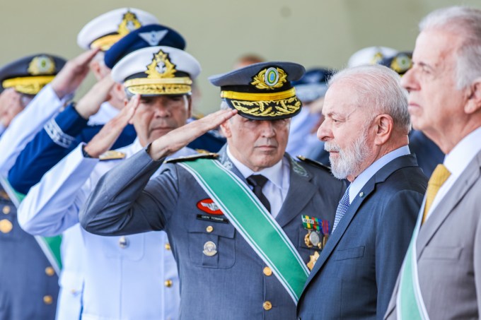 O presidente Luiz Inácio Lula da Silva, e o ministro da Defesa, José Múcio Monteiro, participam da cerimônia do Dia do Exército, no Quartel-General do Exército, em Brasília, ao lado dos comandantes das Forças Armadas