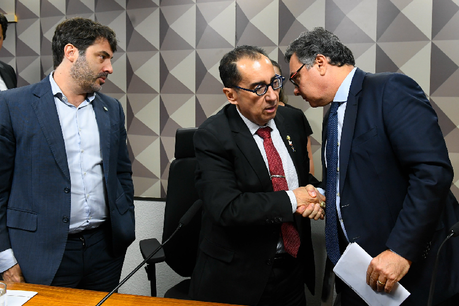 O oficial de integridade da CBF, Eduardo Gussem (à direita), cumprimenta o presidente da CPI da Manipulação de Jogos do Senado, Jorge Kajuru; à esquerda, o diretor de competições da CBF, Julio Avelar