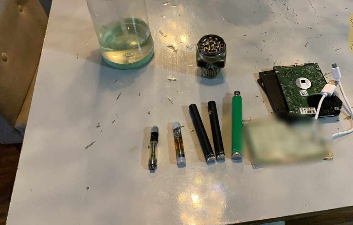 De acordo com a Polícia Civil, o óleo de cannabis era misturado com outros componentes para formar a essência do 'vape'