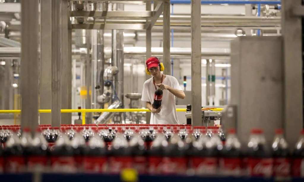 Fábrica da Coca-Cola: a empresa de refrigerantes pretende alcançar 100% de uso circular da água até 2030