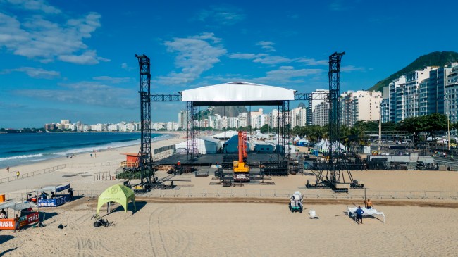 Estrutura ocupa 812 metros quadrados da praia de Copacabana