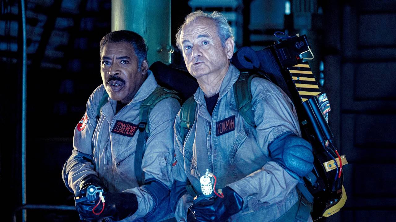 Na faixa dos 70 anos, Ernie Hudson e Bill Murray voltam à franquia iniciada em 1984, mas resultado carece de energia