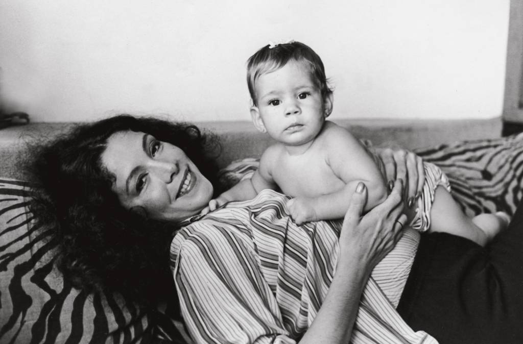 Angela-Leal-com-sua-filha,-Leandra-Leal..jpg ARTE DE BERÇO - Com a mãe, Ângela Leal: a atriz levava a filha às gravações de novelas