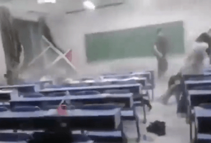 Pessoas em sala de aula são surpreendidas quando vento quebra janelas em Nanchang, na província de Jiangxi, no sul da China. 02/04/2024 -