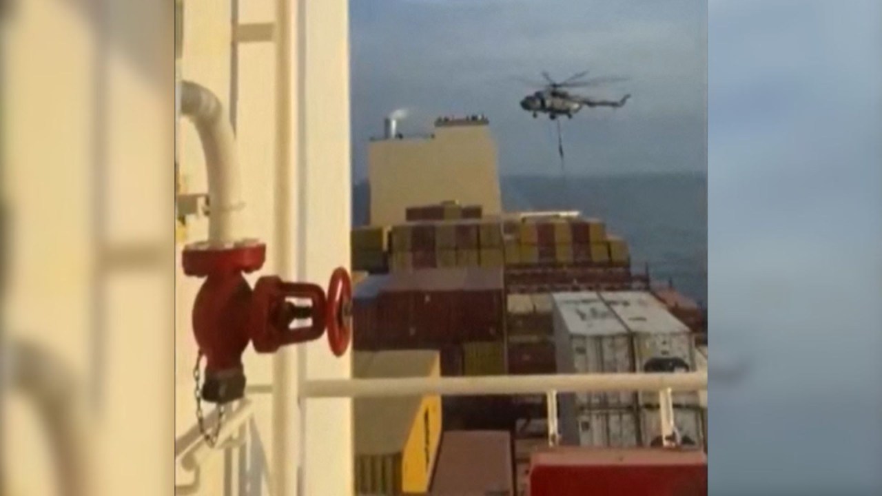 Helicóptero da Guarda Revolucionária do Irã aborda navio MSC Aries perto do Estreito de Ormuz