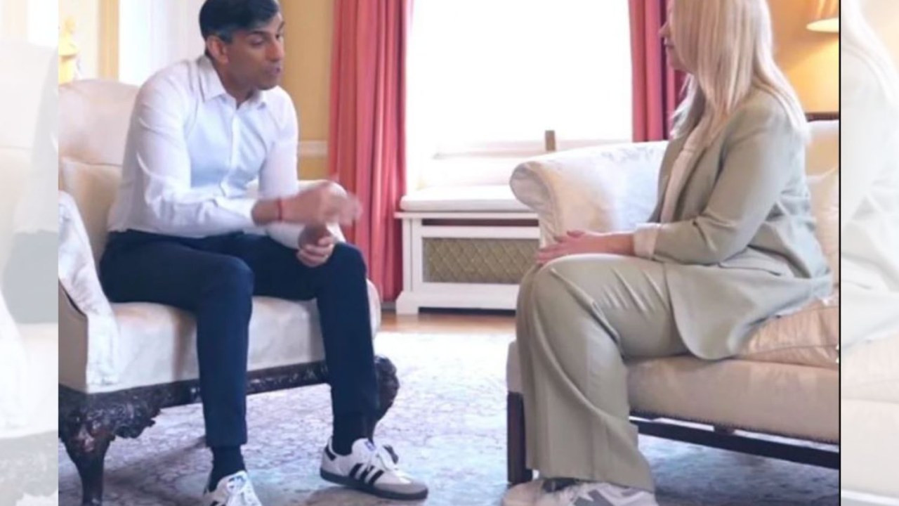 O primeiro-ministro britânico, Rishi Sunak, usa o tênis Adidas Samba durante entrevista