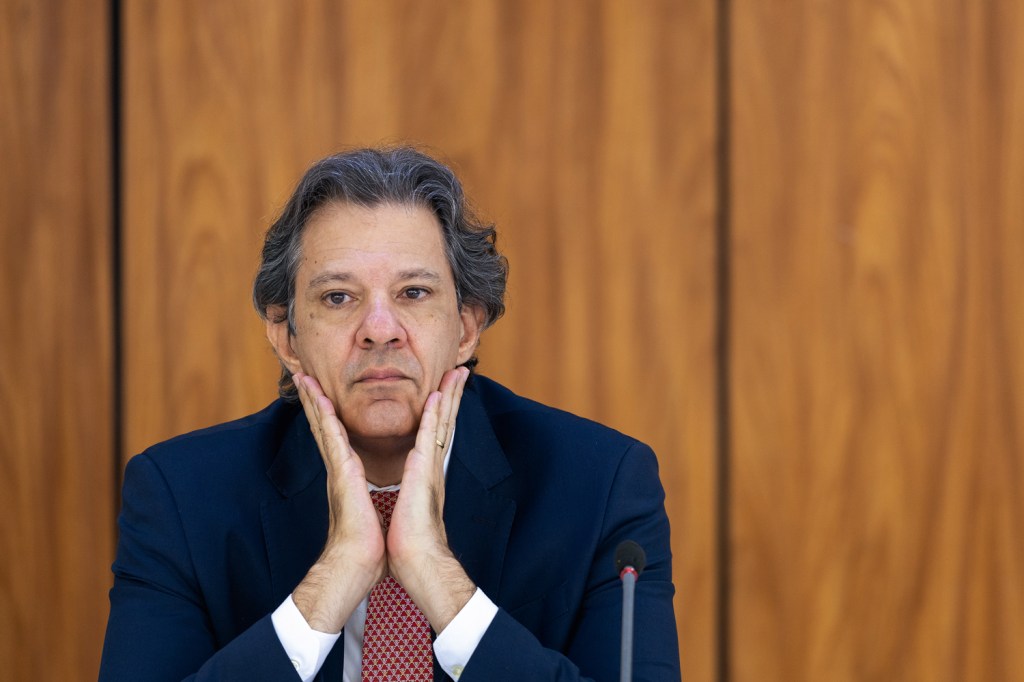 PELAS COSTAS - Lula: queixas, pressão e recuo sem consultar o ministro