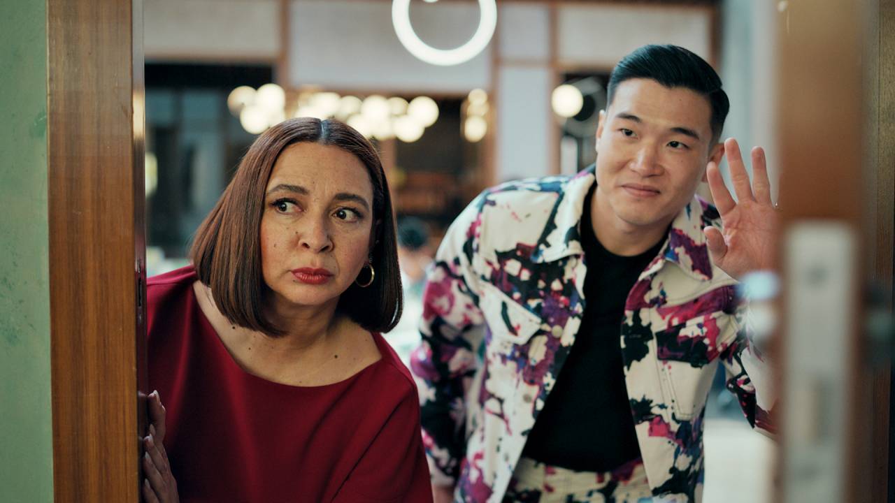 COMÉDIA - Maya Rudolph e Joel Kim Booster: sátira sobre a desigualdade social