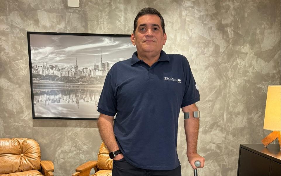 O paciente Flávio Camargo de Freitas após a cirurgia para colocação de prótese em joelho direito