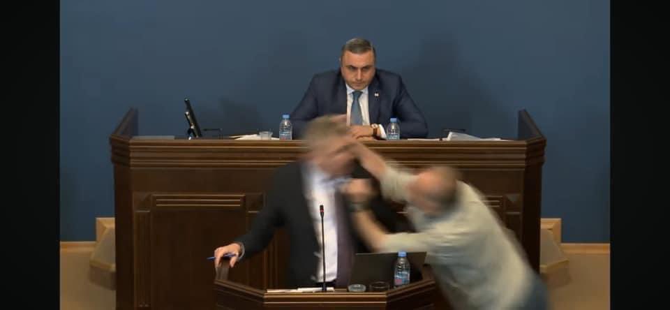 Momento em que Mamuka Mdinaradze é agredido por Aleko Elisashvili, no Parlamento da Geórgia. 15/04/2024
