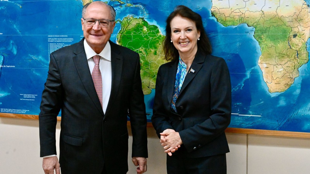 O vice-presidente do Brasil, Geraldo Alckmin, e a ministra de Relações Exteriores, Comércio Internacional e Culto da Argentina, Diana Mondino, durante reunião em Brasília nesta segunda-feira