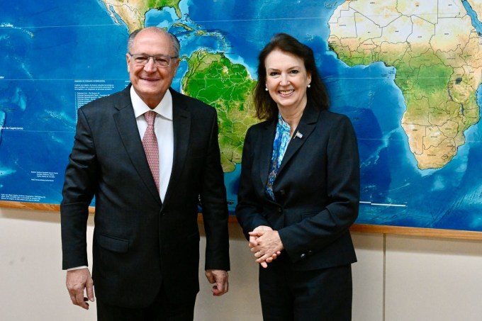 O vice-presidente do Brasil, Geraldo Alckmin, e a ministra de Relações Exteriores, Comércio Internacional e Culto da Argentina, Diana Mondino, durante reunião em Brasília nesta segunda-feira