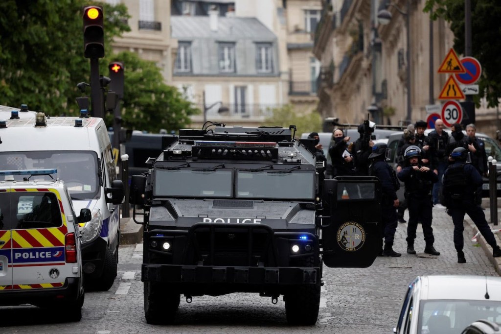 Forças de segurança francesas cercam embaixada do Irã em Paris depois de um homem carregando explosivos ter entrado no prédio e ameaçado detonar os dispositivos. 19/04/2024 -