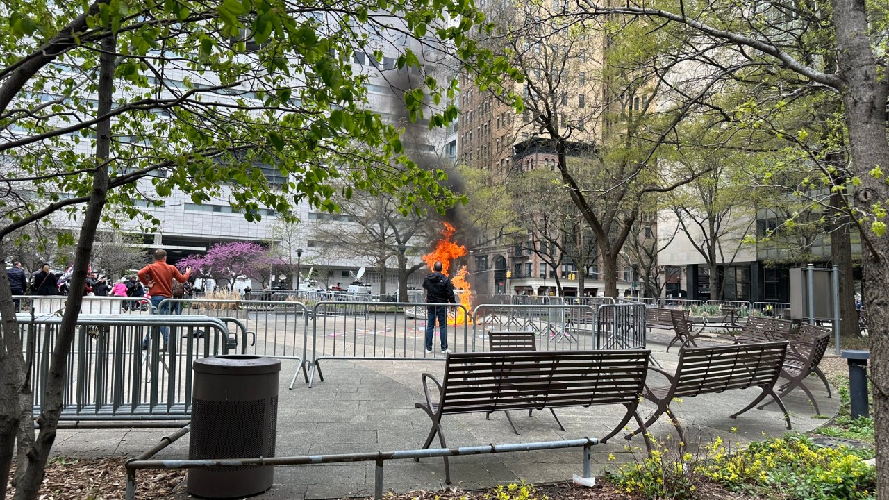 Um homem ateia fogo ao próprio corpo do lado de fora do tribunal de Manhattan onde corre o julgamento do ex-presidente dos EUA, Donald Trump. 19/04/2024 -