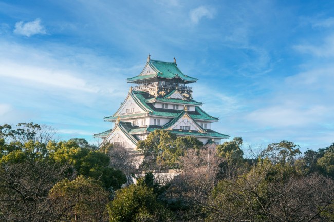 O Castelo Osaka permanece de pé no Japão desde o início de sua construção em 1583