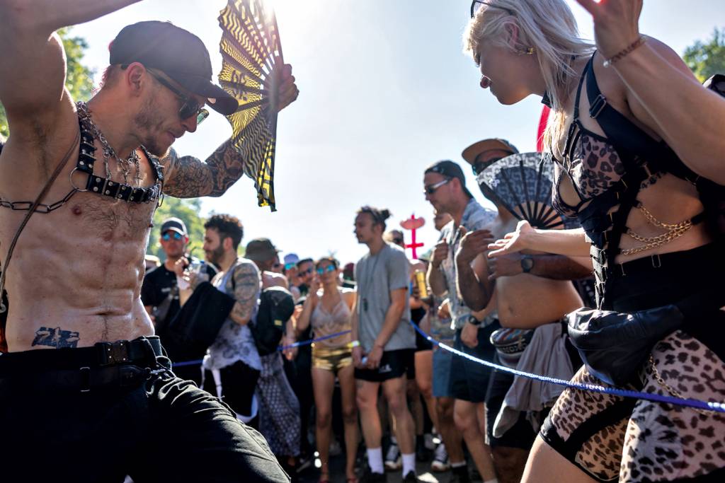 GettyImages-1526098650.jpg CATARSE POPULAR - Jovens em transe nas ruas de Berlim: queda de público