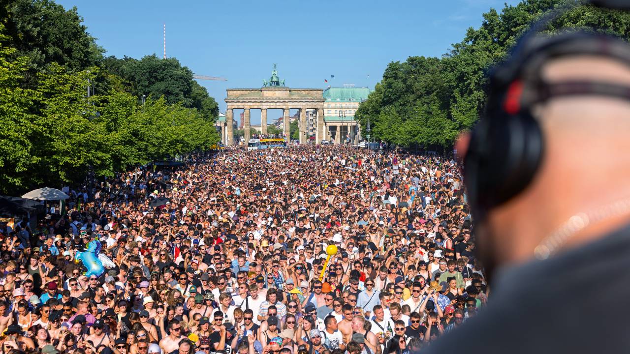 CARNAVAL TECNO - DJ anima multidão diante do Portão de Brandenburgo: Rave the Planet atraiu 300 000 em 2023