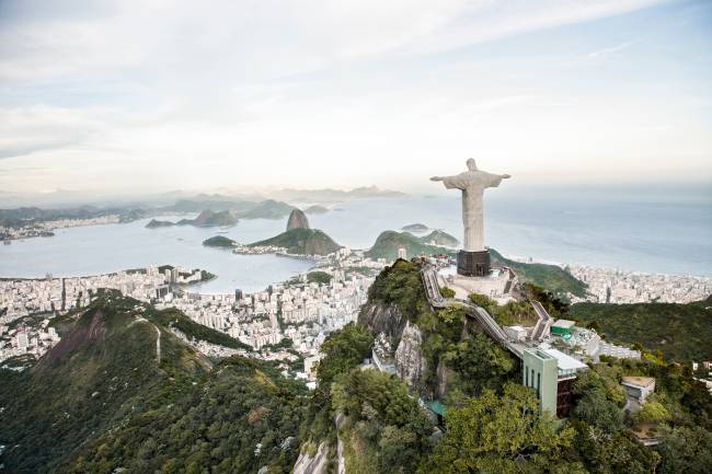 Centenas de prédios cariocas são destruídos no novo filme da dupla, mas o Cristo Redentor segue intacto