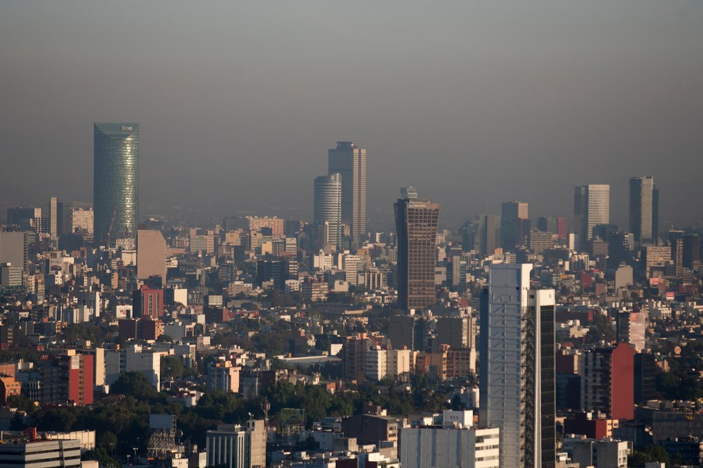 Sem chuvas, poluição atmosférica piora e encobre a Cidade do México