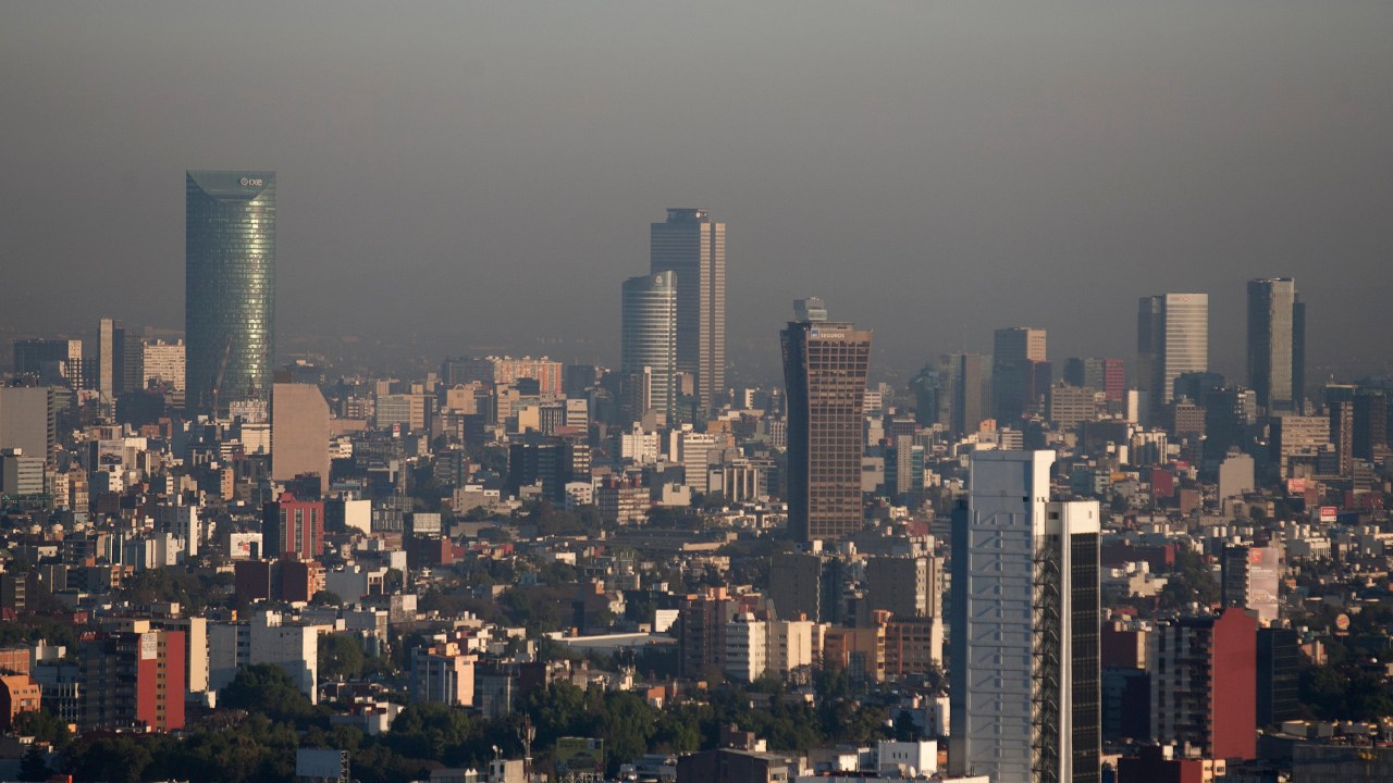 Sem chuvas, poluição atmosférica piora e encobre a Cidade do México