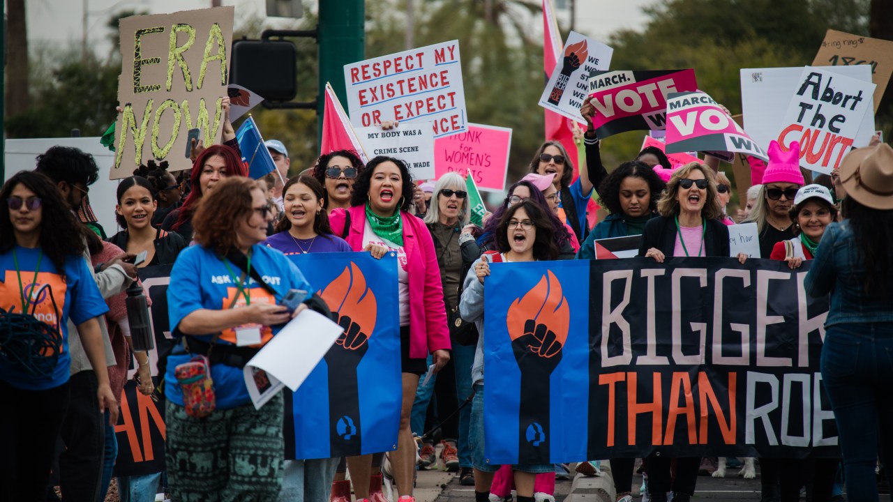 Manifestantes durante um comício da Marcha das Mulheres em Phoenix, Arizona, EUA. 20/01/2024