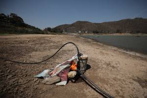 One of The World’s Most Populated Cities On The Edge of Water Scarcity Bomba extrai água da barragem Miguel Alemán, na região metropolitana da Cidade do México, que está com 31% de sua capacidade total