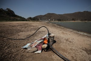 Bomba extrai água da barragem Miguel Alemán, na região metropolitana da Cidade do México, que está com 31% de sua capacidade total