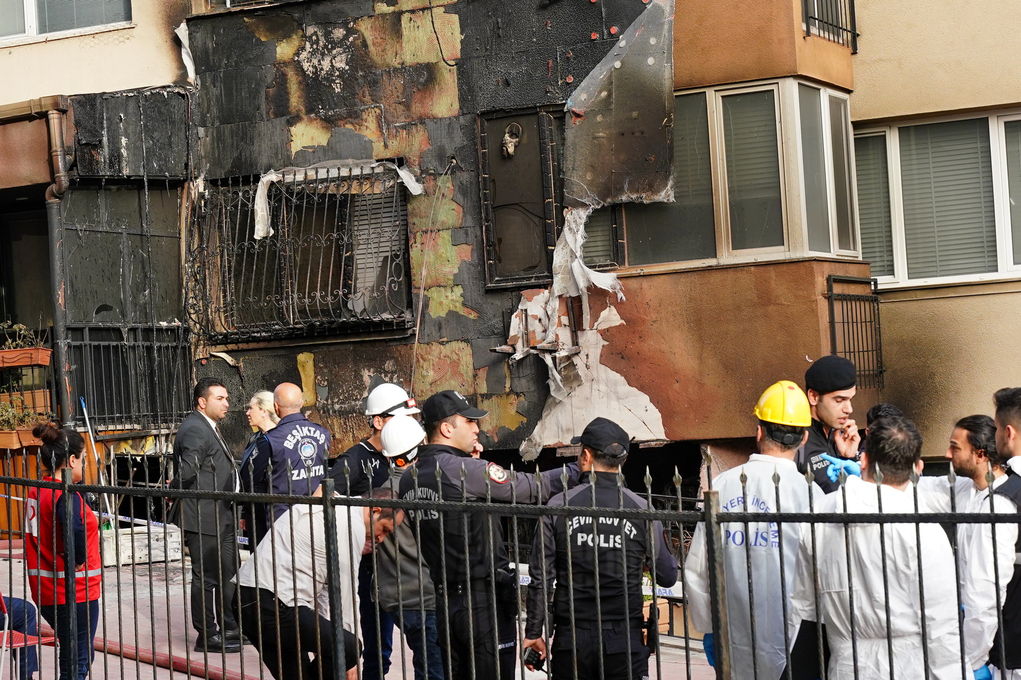 Incêndio em casa noturna deixa 29 mortos em Istambul