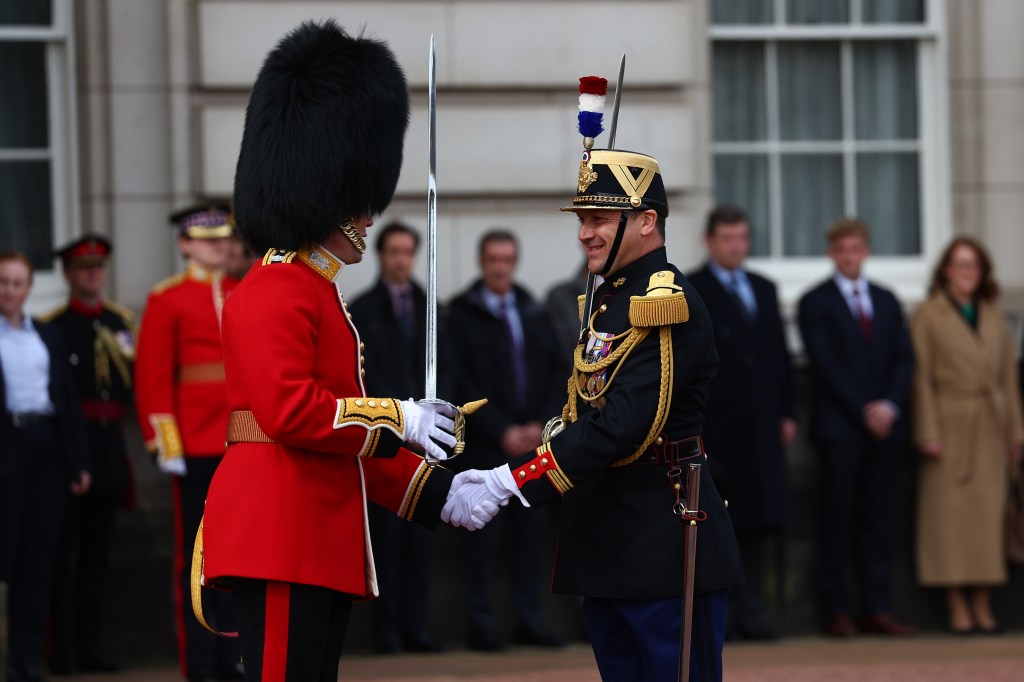 Um membro da Garde Republicaine (à dir.) chega ao Palácio de Buckingham para a Troca da Guarda para comemorar o 120º aniversário da Entente Cordiale. 08/04/2024