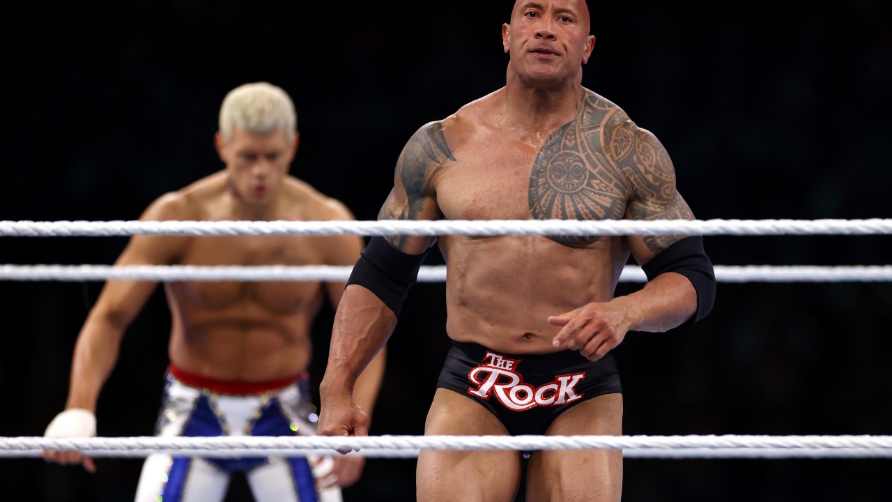 The Rock voltou ao ringue da WWE após oito anos no evento WrestleMania 40 em 6 de abril