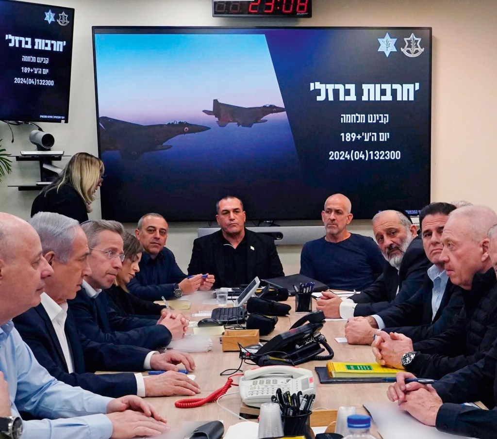 RESPOSTA - Reunião do gabinete de guerra israelense: Netanyahu (o segundo à esq.) promete ataque de represália