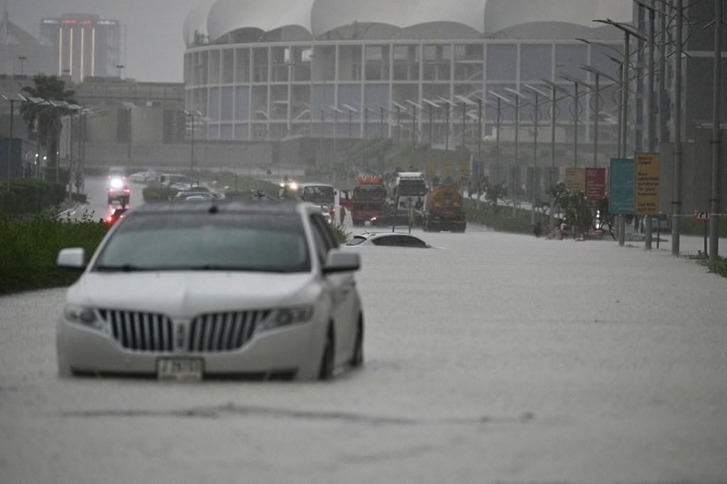 Os veículos quase não circulam nas ruas alagadas devido às fortes chuvas em Dubai, nos Emirados Árabes Unidos. 16/04/2024