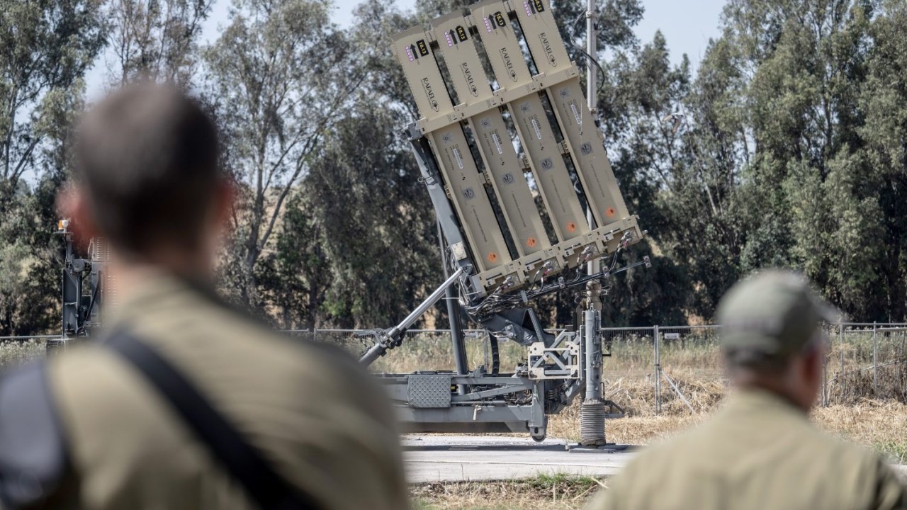 Israel mostra parte da estrutura do domo de ferro, que integra o sistema de defesa aéreo do país e foi utilizado durante o ataque do Irã