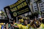 Apoiador de Jair Bolsonaro (PL) levanta bandeira com os dizeres 