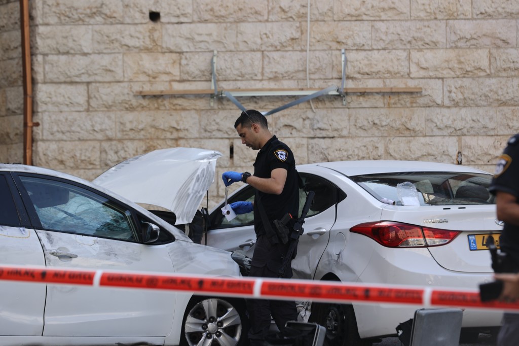 As forças israelenses fecham a área e realizam inspeções no local do atentado, em Jerusalém. 22/04/2023