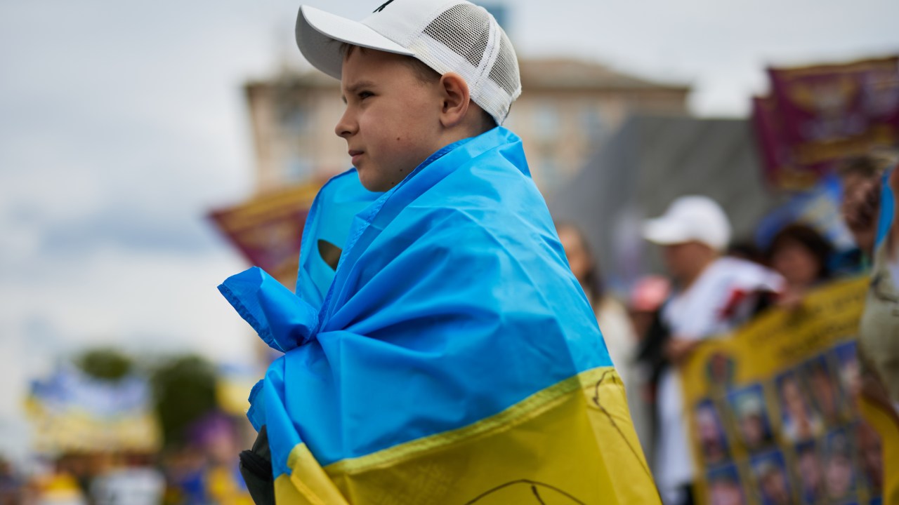 Criança participa de protesto em Kiev, na Ucrânia. 19/04/2024