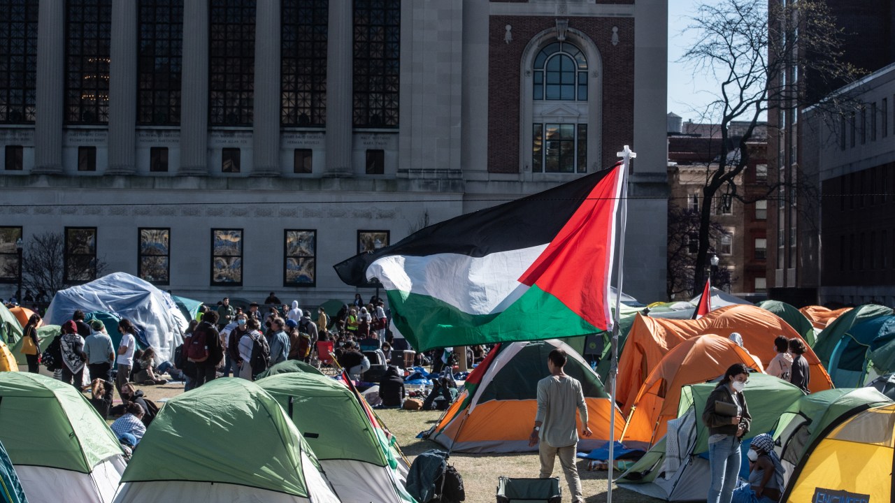 Estudantes da Universidade Columbia participam de um acampamento pró-palestino, em Nova York, nos Estados Unidos. 25/04/2024
