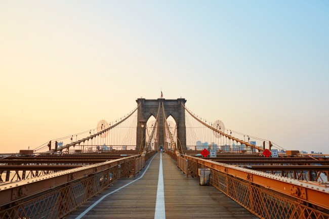 Junto ao Empire State e à Estátua da Liberdade, a Brooklyn Bridge é um dos principais cartões-postais de Nova York