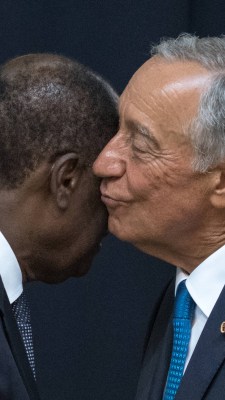 O presidente da Costa do Marfim, Alassane Dramane Ouattara, com o presidente de Portugal, Marcelo Rebelo de Sousa