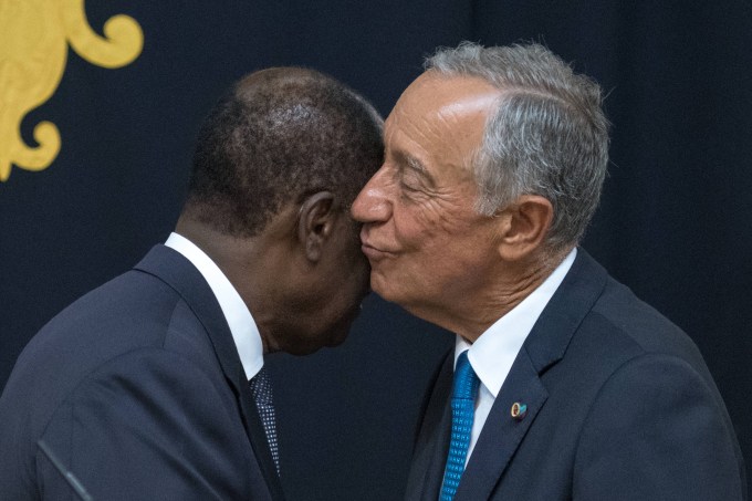 O presidente da Costa do Marfim, Alassane Dramane Ouattara, com o presidente de Portugal, Marcelo Rebelo de Sousa