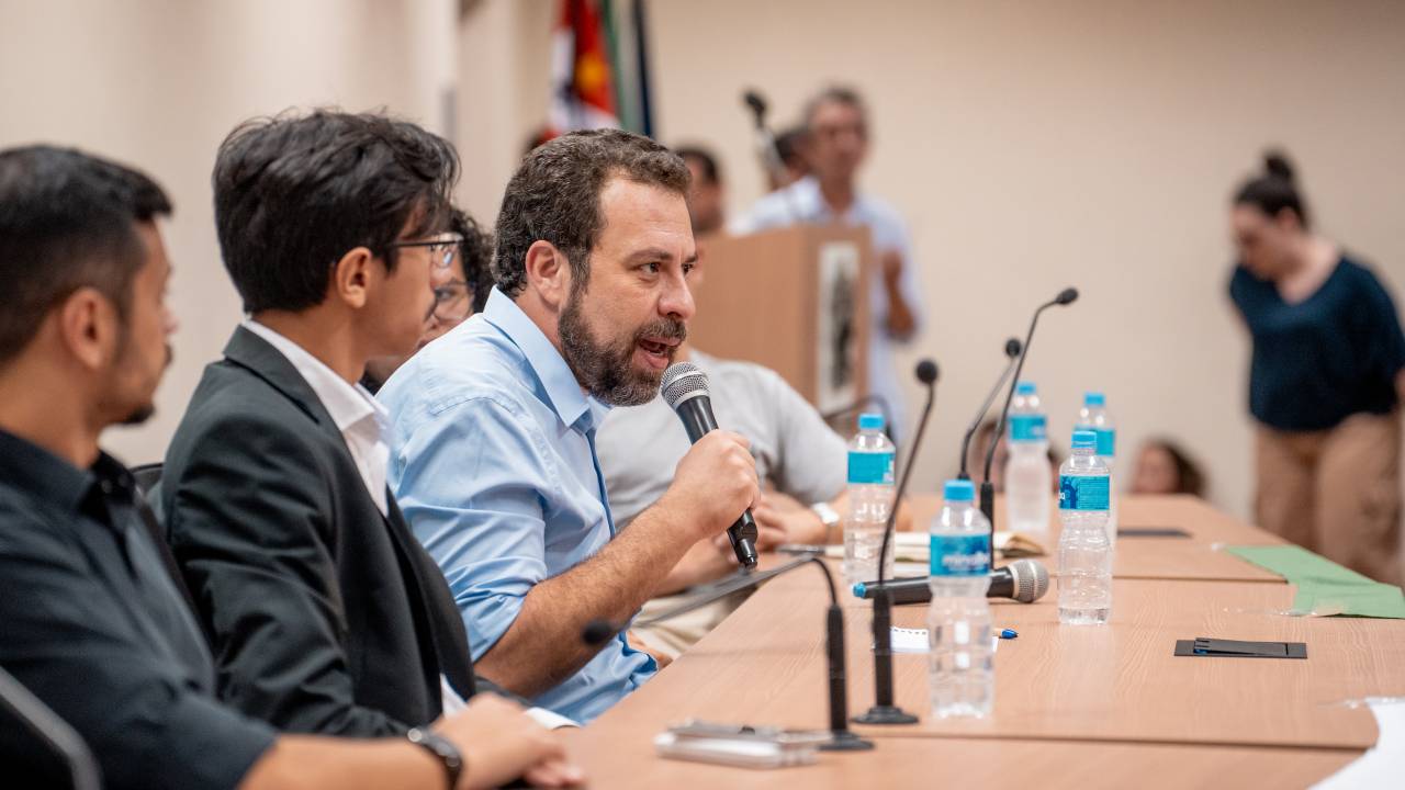 O deputado federal Guilherme Boulos (Psol-SP) participou nesta sexta-feira, 5, da filiação do ex-Jovem Pan Leonardo Grandini (esq.) ao Psol