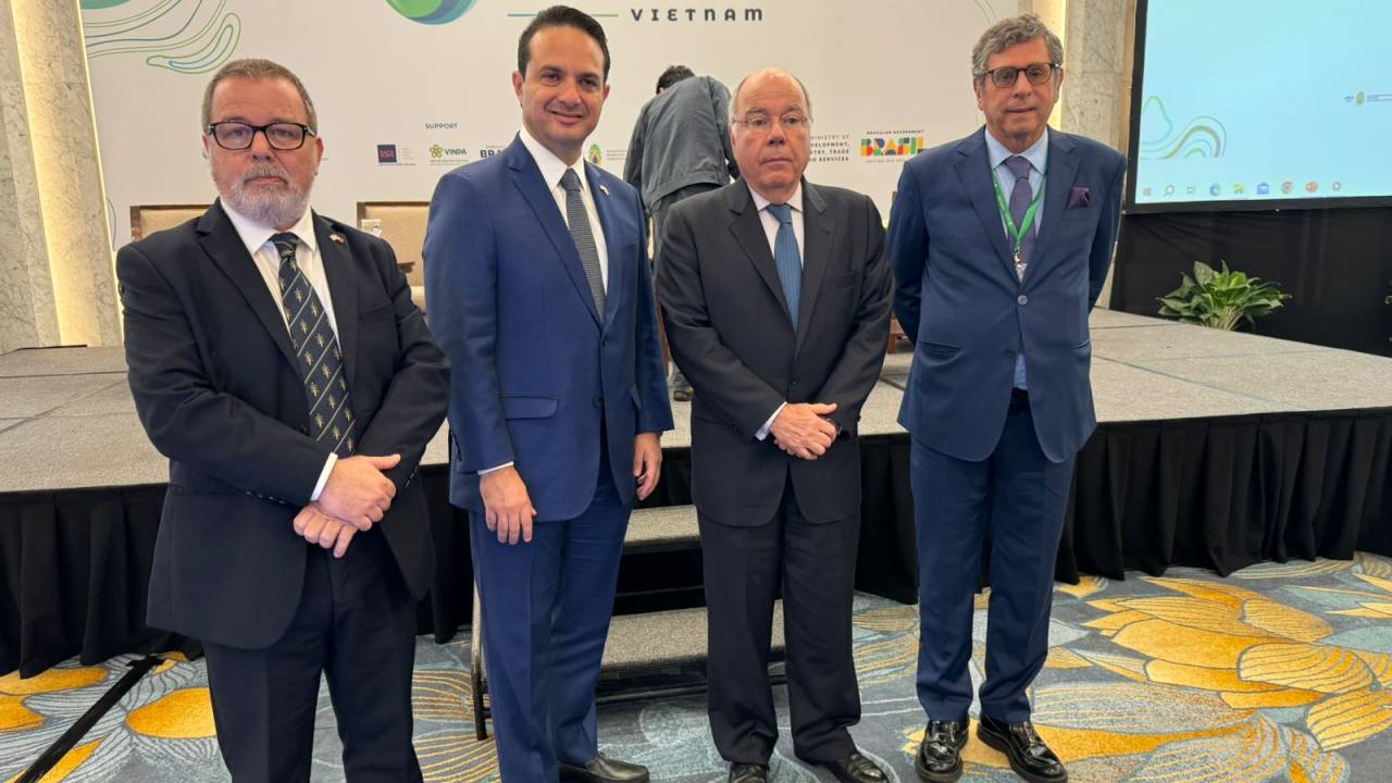 Diretor-executivo do Arranjo Produtivo Local do Álcool (APLA), Flávio Castellari, presidente da União da Indústria de Cana-de-Açúcar e Bioenergia (UNICA), Evandro Gussi, ministro de Relações Exteriores, embaixador Mauro Vieira, e embaixador do Brasil no Vietnã, Marco Farani