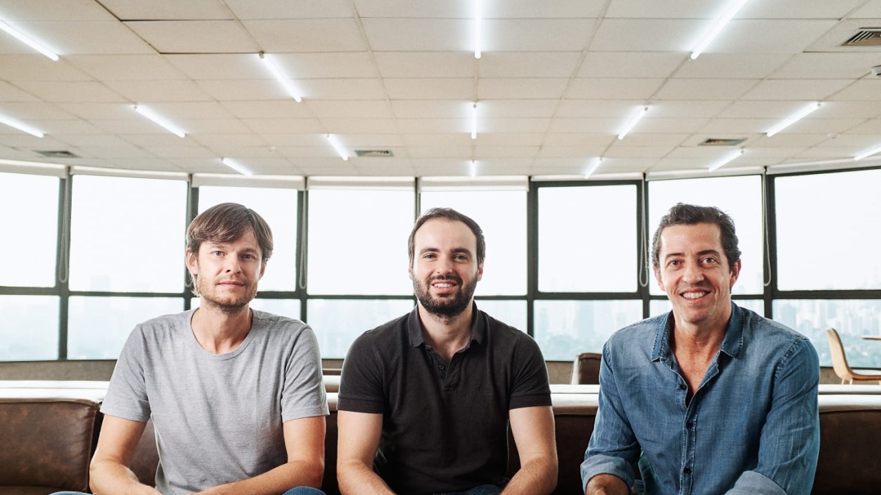 Da esquerda para a direita, Guilherme Rosenthal, co-fundador e co-CEO da Vixtra, Leonardo Baltieri, co-fundador e co-CEO da Vixtra e Caio Gelfi, co-fundador e Diretor Comercial da Vixtra