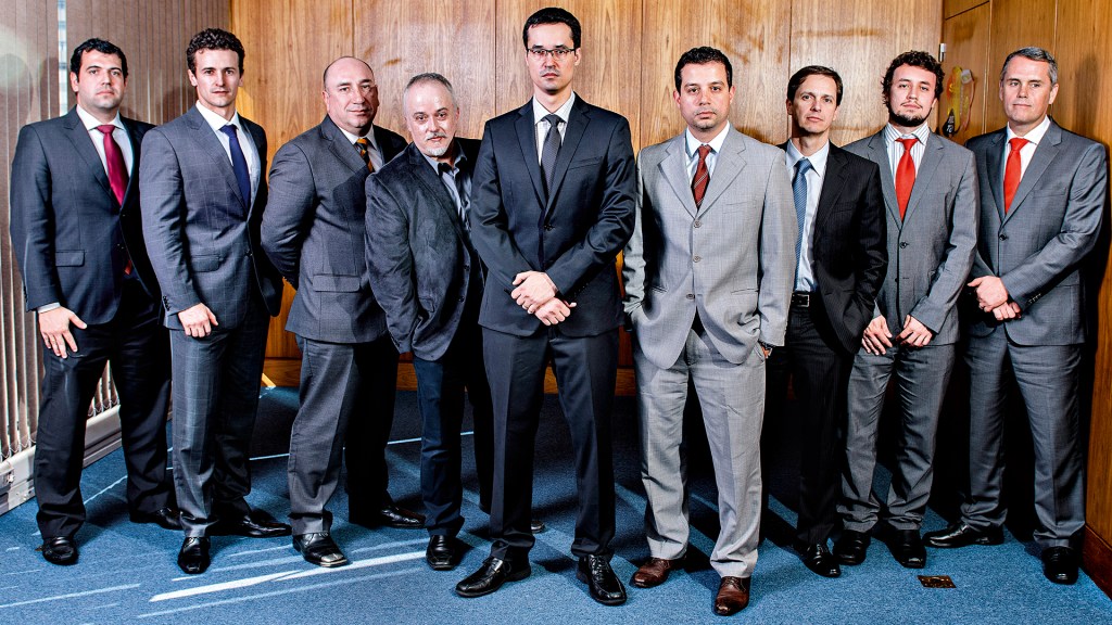 EX-INTOCÁVEIS - Deltan Dallagnol (ao centro) e sua equipe: procedimentos ilegais mancharam a reputação da força-tarefa