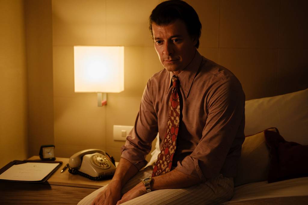 A cômica caricatura de Rodrigo Faro como Silvio Santos em nova biografia